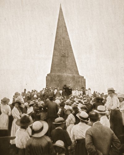 En malerisk gammel skik ved St. Ives: The Old Hundredth ved John Knill Obelisk, fra The Illustrated War News, 2. august 1916 (sepiafoto) af English Photographer
