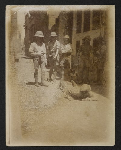 En fange under bevæbnet bevogtning i Ram Bagh-haven, fra Views of Amritsar, inklusive eftervirkningerne af optøjerne af English Photographer