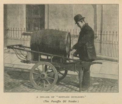 Ein Verkäufer von Flaschen-Sonnenschein von English Photographer