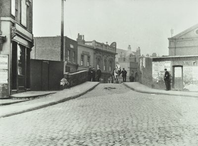 En hvid hest rejser ned ad Rhodeswell Road mod Old Victory Bridge, 1895 af English Photographer
