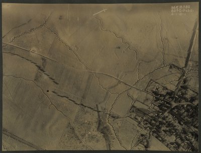 Luftfoto med skyttegrave fra WWI, 1918 af English Photographer