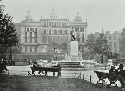 Alhambra, Leicester Square, Westminster LB: østsiden, 1895 af English Photographer
