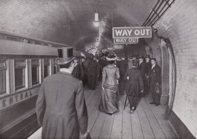 Ved Bank Station af Central London Railway, afkørsel af English Photographer
