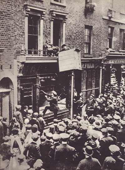 Angreb på tysk butik i London, ca 1914 af English Photographer