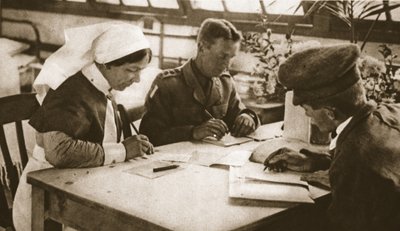 Australiere og værnepligt: Hvordan den australske stemme bliver taget på et hospital i London, illustration fra The Illustrated War News, 25. oktober 1916 (sepiafoto) af English Photographer