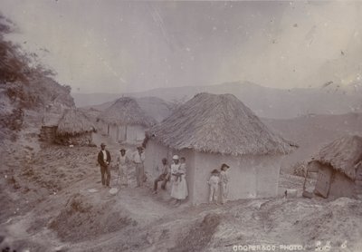 Barbadisk landsby på en bakkeside, 1880 af English Photographer
