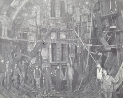 Blackwall Tunnel: en gruppe arbejdere står i luftslusen, 1894 af English Photographer