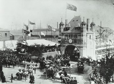 Blackwall Tunnel: hestetrukne vogne passerer gennem den ceremonielle indgang til tunnelen, 1897 af English Photographer