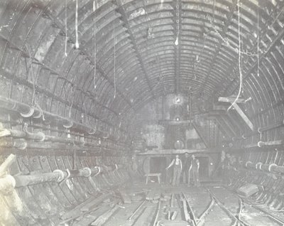 Blackwall Tunnel: to mænd står i luftslusen, 1894 af English Photographer