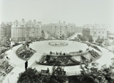 Boundary Estate: Arnold Circus, udsigt over offentlige haver og lejligheder, London af English Photographer