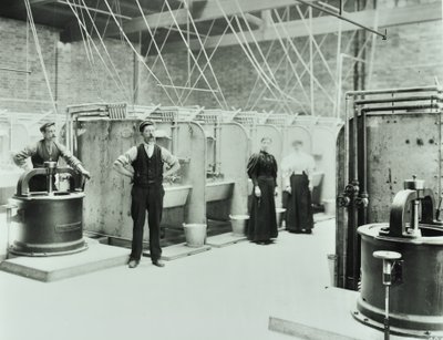 Boundary Street: interiør af vaskerum, folk, der arbejder med maskiner, London, 1897 af English Photographer