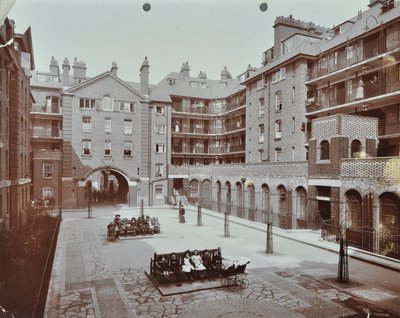 Bourne Estate: Laney Buildings, London af English Photographer