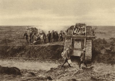 Britisk kampvognseskadron passerer artilleripositioner ved Graincourt på vej til at angribe Bourlon Wood, Slaget ved Cambrai, Frankrig, Første Verdenskrig, november 1917 (s/h foto) af English Photographer