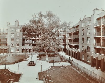 Caledonian Road Buildings: udsigt over gårdhave, haver og lejligheder, London af English Photographer
