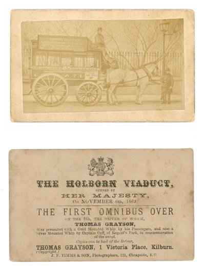 Kort (for- og bagside) til minde om den første omnibus kørt over Holborn Viaduct, 6. november 1869 af English Photographer