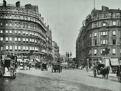 Charing Cross, Westminster LB: Northumberland Avenue fra Trafalgar Square og Charing Cross, 1890 af English Photographer