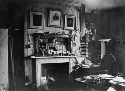 Charles Darwins studerer på Down House af English Photographer