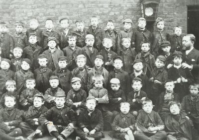 Chaucer Street School: drengegruppe, 1895 af English Photographer