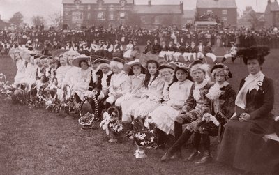 Børnedeltagere i udklædningskonkurrence, ca. 1910 (sort-hvid fotograf) af English Photographer