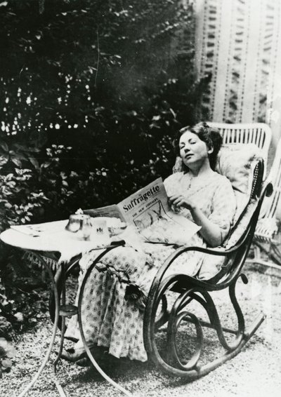 Christabel Pankhurst (1881-1969) læser en kopi af The Suffragette c.1905-14 af English Photographer