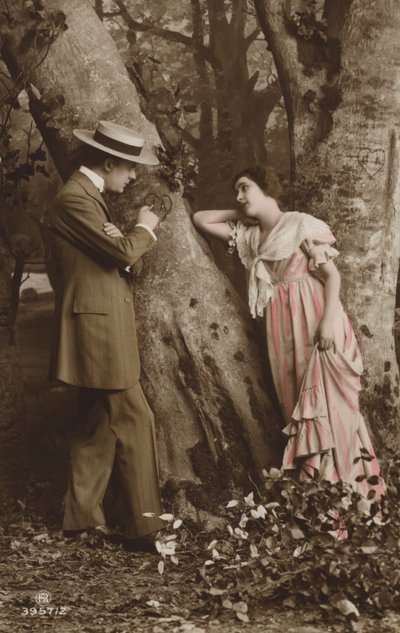 Par ridser deres initialer ind i et træ af English Photographer