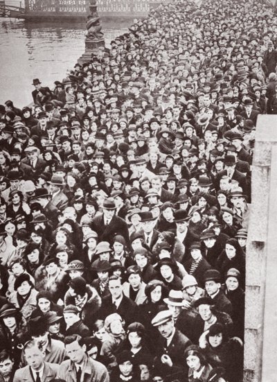 Folkemængder venter på adgang til Westminster Hall, under liggende i staten George V, 1936 af English Photographer