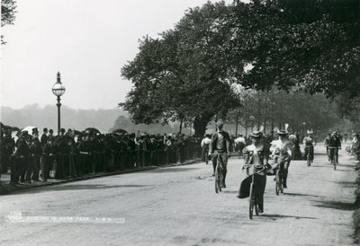 Cykling i Hyde Park, ca 1895 af English Photographer