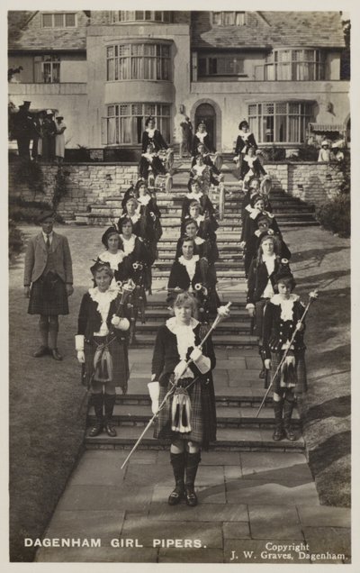 Dagenham Girl Pipers, Essex (s/h-billede) af English Photographer