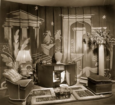 Dekorativ handelsstand i Dorland Hall med hængende tekstil, 1940