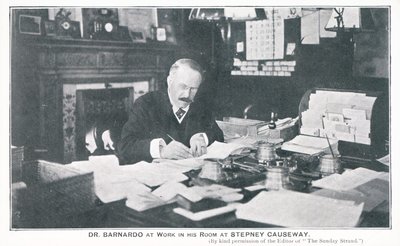 Dr. Barnardo på arbejde på sit værelse på Stepney Causeway af English Photographer