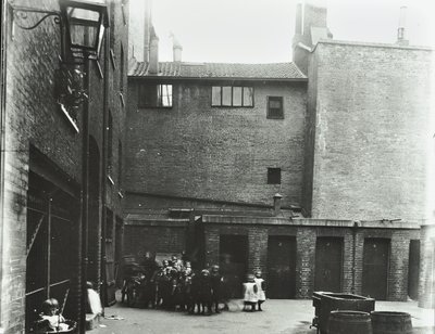 Dufferin Street: Costermongers Buildings, London, 1896 af English Photographer