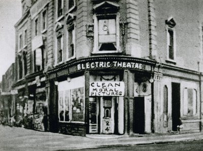Tidlig loppe-biograf, Nelson Electric Theatre på Old Kent Road, der viste rene moralske film. af English Photographer