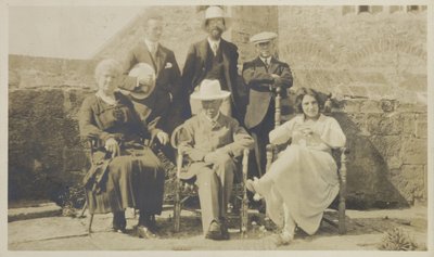 Edward Hudson and Friends, Lindisfarne, ca. 1918 (gelatinetryk) af English Photographer