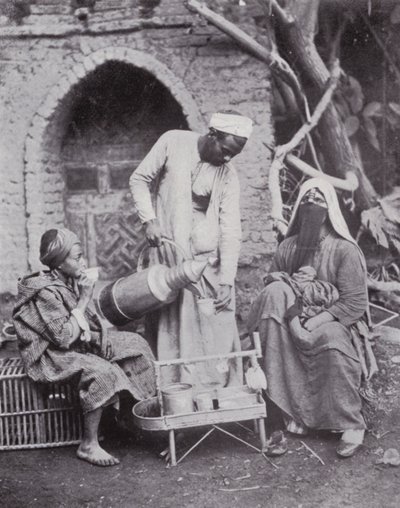 Egypten: Servering af tyrkisk kaffe i Cairos gader (s/h-billede) af English Photographer
