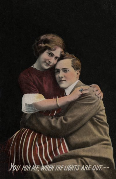 Omfavnende par (farvefoto) af English Photographer