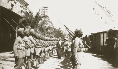 Emir Faisal på Lydda Station, Palæstina, med Sir Herbert Samuel, 1920 af English Photographer