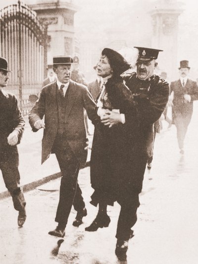Emmeline Pankhursts arrestation uden for Buckingham Palace, mens hun forsøgte at begære kongen, den 21. maj 1914 (sepiafoto) af English Photographer