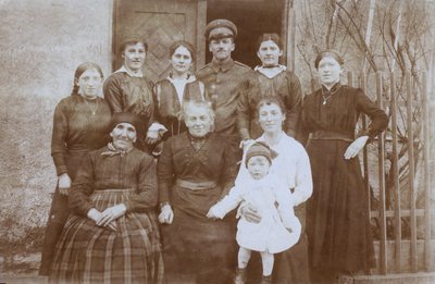 Engelsk soldat, WW1, med gruppe af lokale, Nordeuropa, sandsynligvis Frankrig (s/h foto) af English Photographer