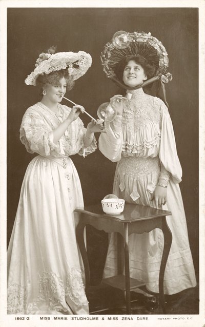 Engelske skuespillerinder og sangere, Zena Dare og Marie Studholme (s/h-foto) af English Photographer