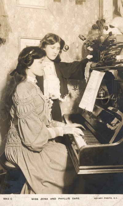 Engelske teaterskuespillerinder og sangere, Zena Dare og hendes søster Phyllis Dare (s/h foto) af English Photographer