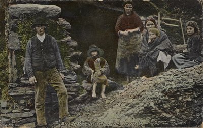 Udsat lejer og hans familie, Irland (farvet foto) af English Photographer
