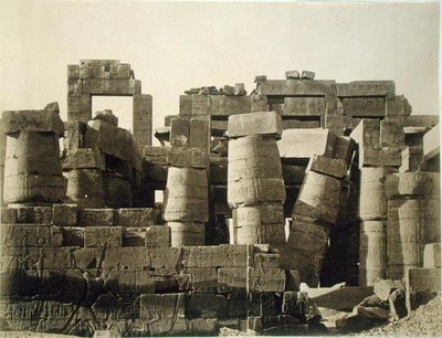 Udvendig udsigt over hypostilen af det store tempel i Karnak af English Photographer