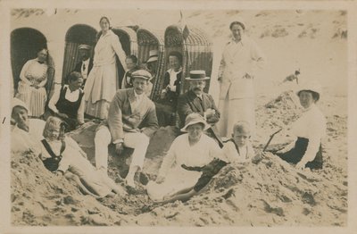 Familie ved havet. Postkort sendt i 1913. af English Photographer
