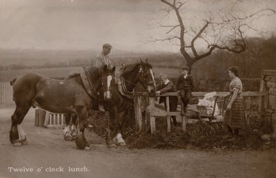 Familie på landet stopper arbejde til frokost (s/h-billede) af English Photographer