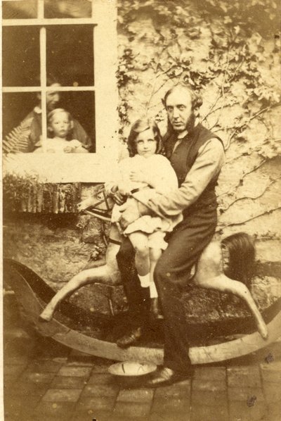 Far og datter siddende på en gyngehest med bror og mor kigger gennem vinduet, 1860
