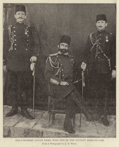Feltmarskal Edhem Pasha med to af sultanerne Aides-de-Camp af English Photographer