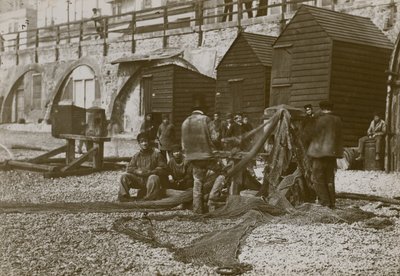 Fiskere afbilledet med deres net på stranden i Brighton af English Photographer