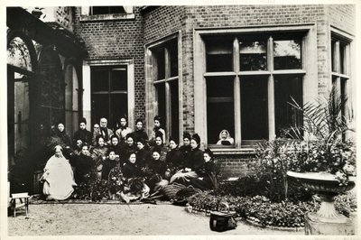 Florence Nightingale, Sir Harry og Lady Verney og Nightingale sygeplejersker på Claydon House, 1886 af English Photographer