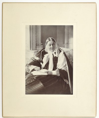 Florence Nightingale, siddende på en sofa i det blå rum i Claydon House, 1891 af English Photographer