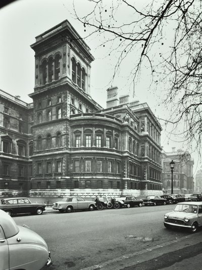 Foreign Office, Whitehall, Westminster LB: elevation til Saint James Park, 1896 af English Photographer